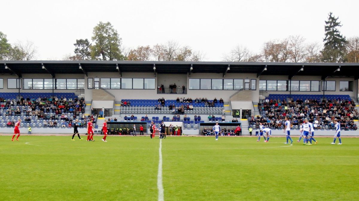Fotbalový švindl za sto tisíc: Obránce přestane hrát, brankář jen zírá. A trenér ještě chválil