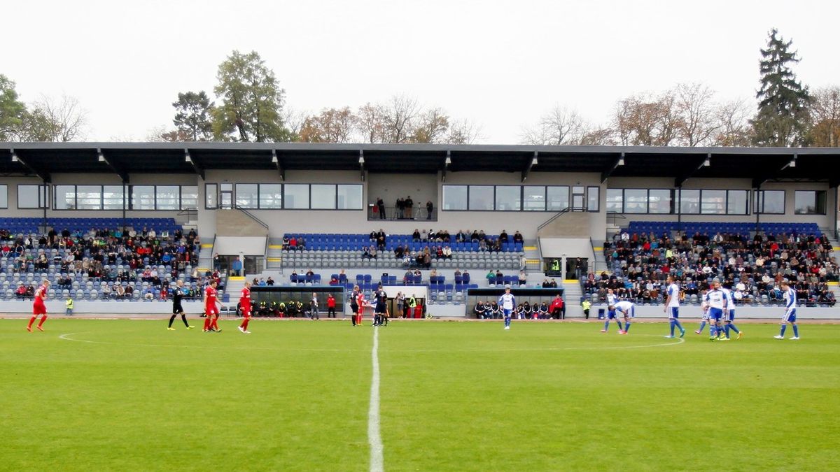 Fotbalový švindl za sto tisíc: Obránce přestane hrát, brankář jen zírá. A trenér ještě chválil