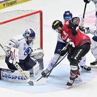 Brankář Plzně Nick Malík vyráží puk před Michalem Řepíkem ze Sparty.