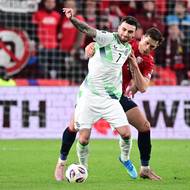 Troy Parrott s Lukášem Provodem na zádech.