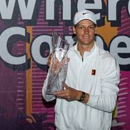 Jannik Sinner s trofejí