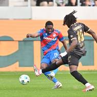 Záložník Plzně Cheick Souaré odkopává míč před dotírajícím hradeckým soupeřem Fernandesem Netem. 