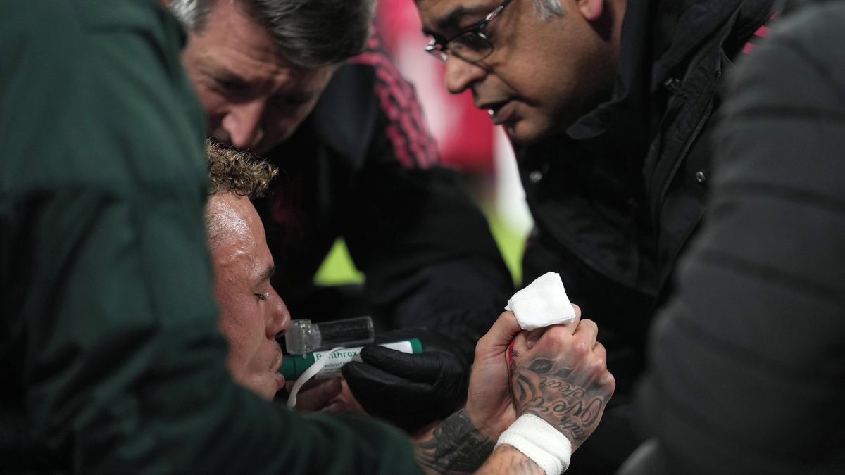 Horor. Hvězda si v Lize mistrů zlomila ruku, další hráč byl odnášen s kyslíkovou maskou na obličeji