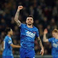 Troy Parrott slaví druhý gól Alkmaaru.