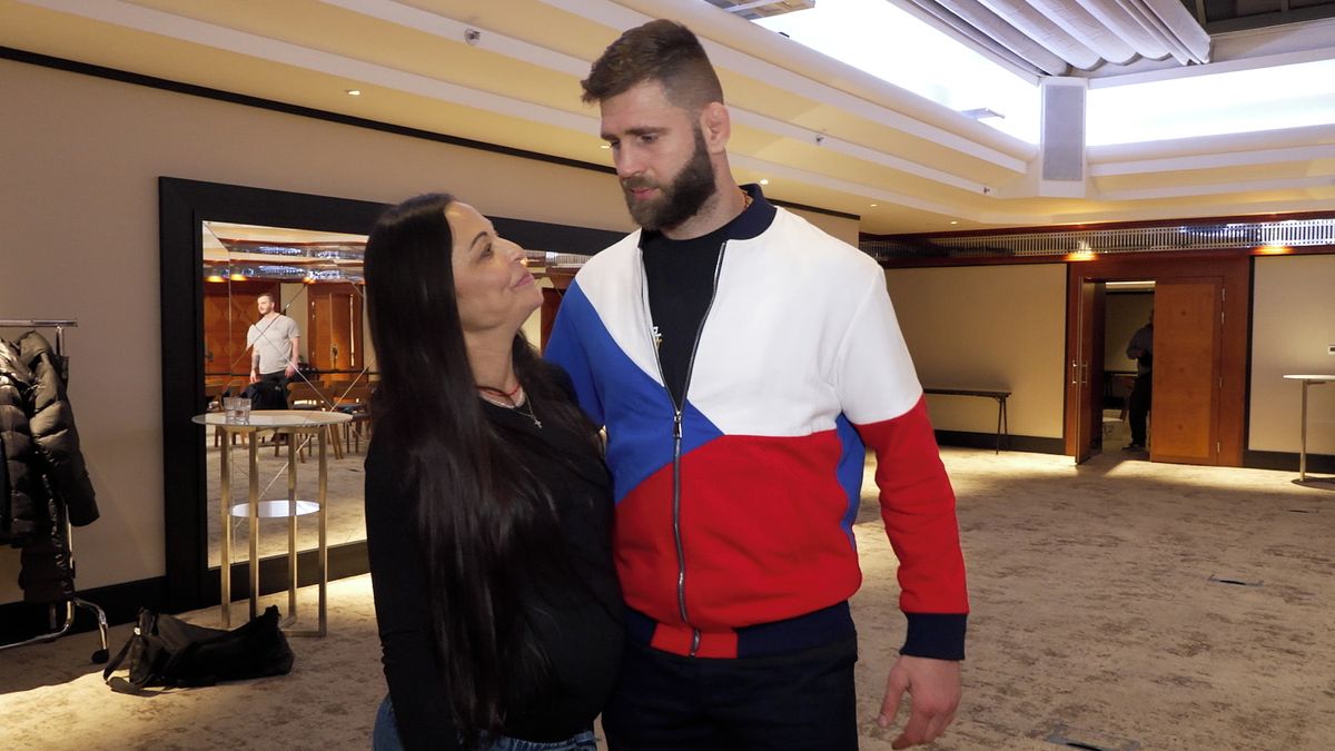 Křehká žena po boku drsňáka. Procházkovu partnerku čeká životní dobrodružství