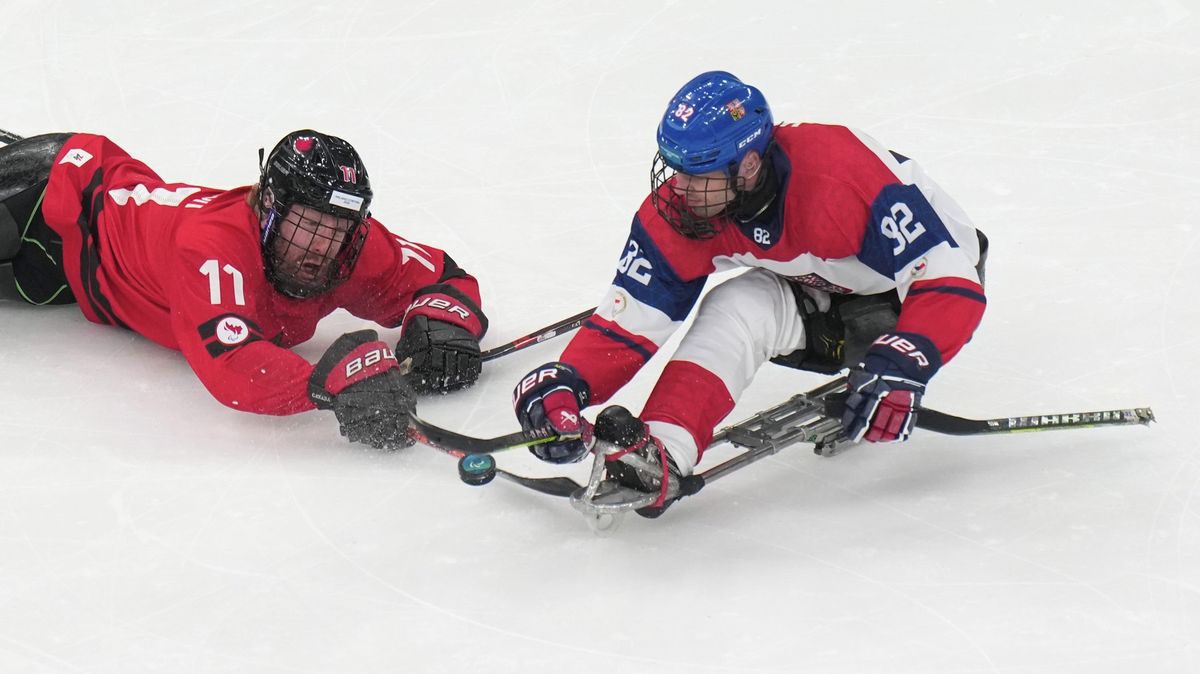 Rozbité saně ho vyřadily ze zápasu. Pak dal český veterán gól, o kterém ani nevěděl