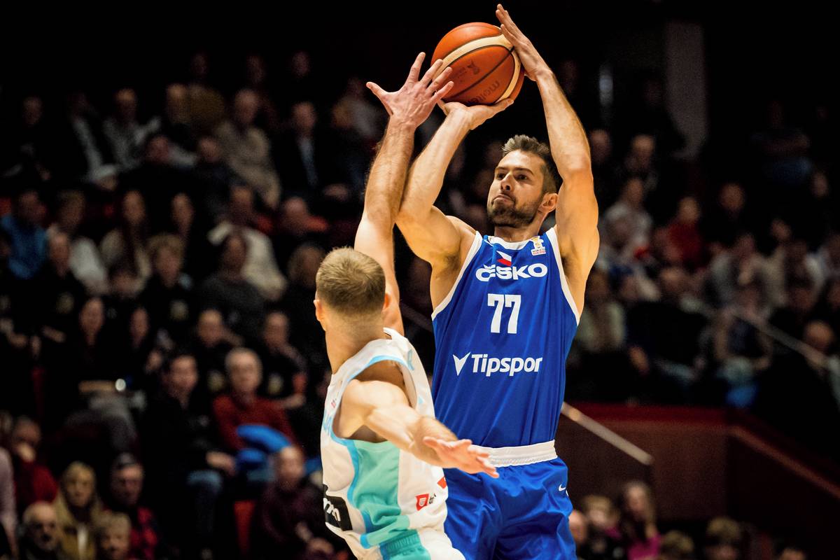 Tomáš Kyzlink střílí během zápasu proti Slovinsku v Jihlavě