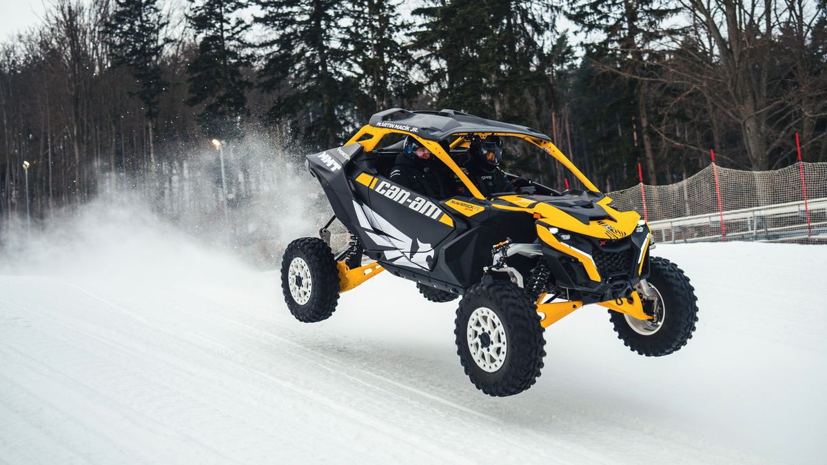 Místo dakarských dun v českém sněhu. Macík sjížděl v bugině sjezdovku rychlostí až 160 km/h