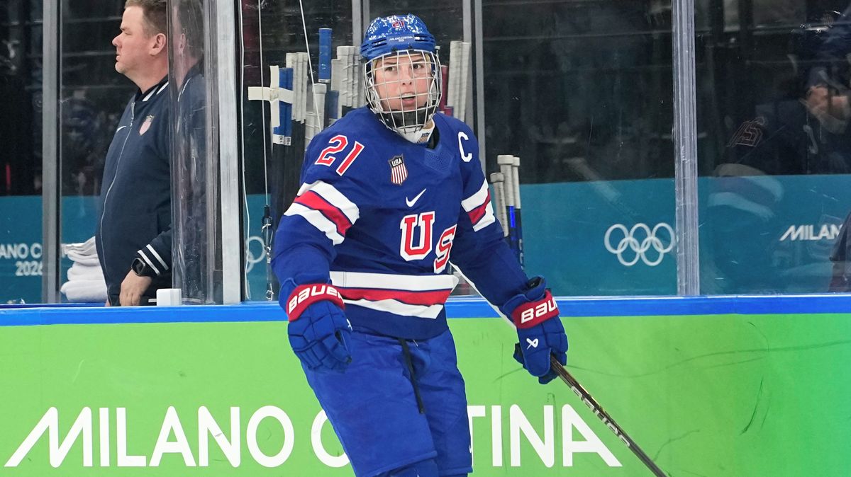 Šla přes bolest. Kapitánka hokejistek USA hrála v Miláně s přetrženým kolenním vazem