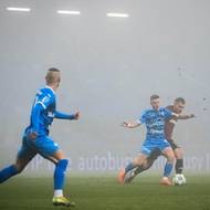 Utkání se hrálo od druhého poločasu za stížené viditelnosti kvůli mlze.