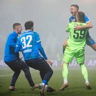 Filip Lehký z Mladé Boleslavi (nahoře) se raduje s brankářem Jiřím Floderem z rozhodující proměněné penalty v penaltovém rozstřelu.