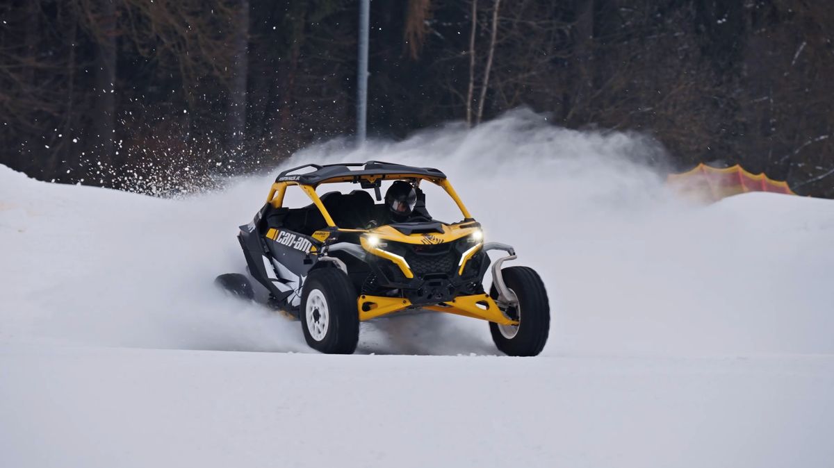 Místo dakarských dun v českém sněhu. Macík sjížděl v bugině sjezdovku rychlostí až 160 km/h