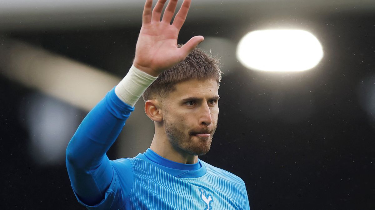 Komický odkop konkurenta českého brankáře baví internet. Klub si stěžuje: Neposmívejte se