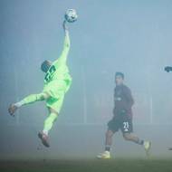 Mladoboleslavský brankář Jiří Floder zasahuje před Joao Grimaldem (druhý zleva) a Janem Kuchtou ze Sparty.