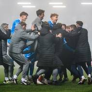 Hráči Mladé Boleslavi se radují z vítězství po penaltovém rozstřelu.