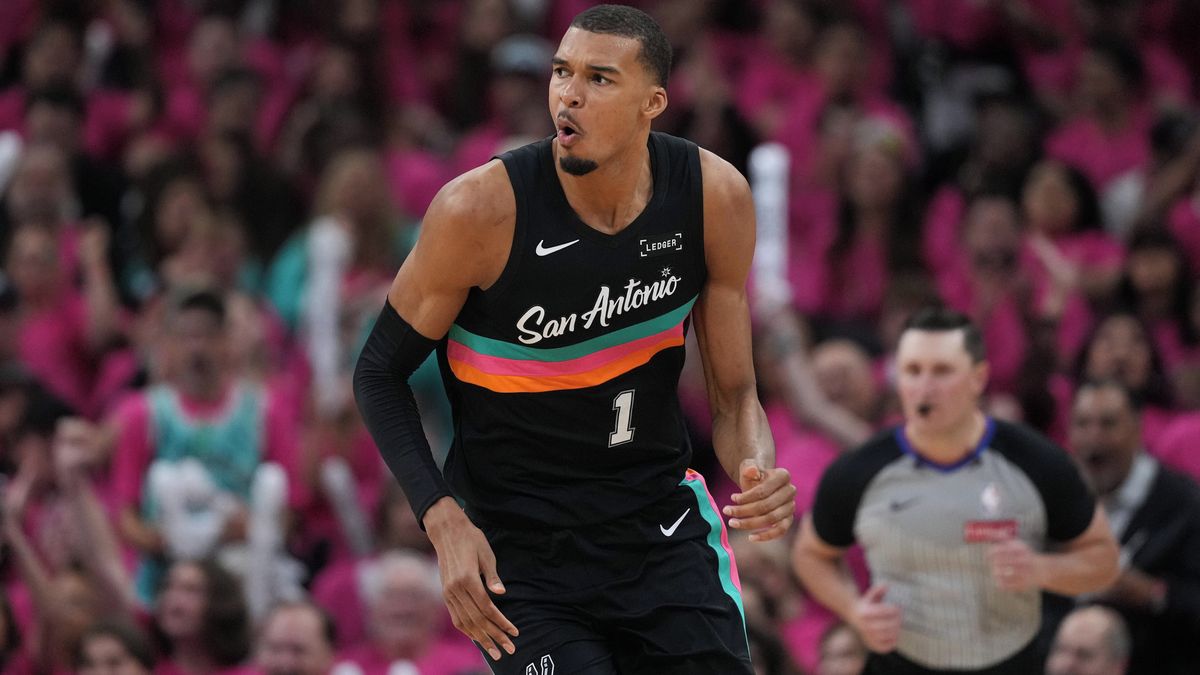 Wembanyama debutoval v play off NBA rekordními 35 body proti Portlandu