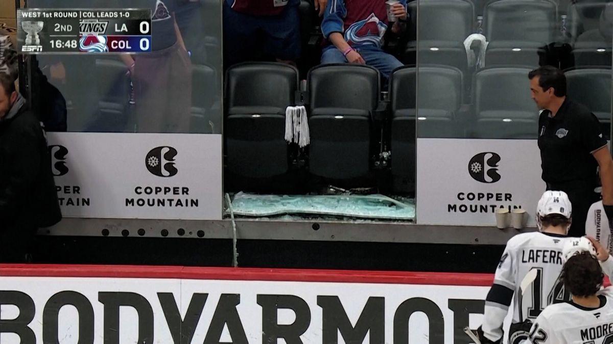 Fanoušek přehnal oslavu a trenér Los Angeles schytal během zápasu sprchu střepy z rozbitého plexiskla