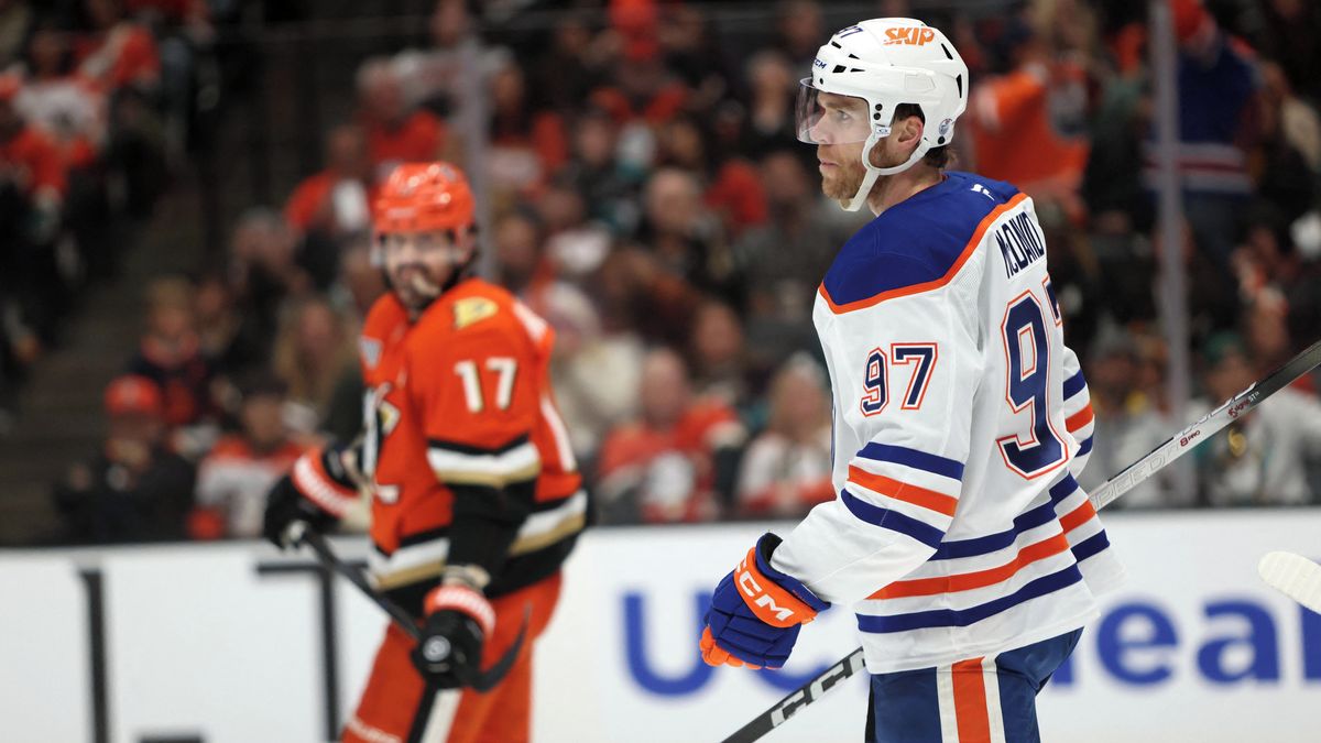 Ujeď a dej gól! Anaheim dál deptá McDavida, gólman Oilers sklízel posměch