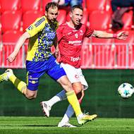 Zleva Tomáš Poznar ze Zlína a Simon Bammens z Pardubic