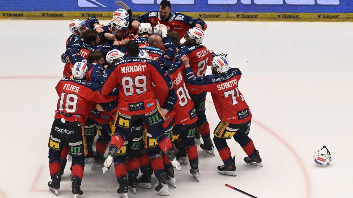 Videomomenty. Pardubice jsou po čtrnácti letech mistry extraligy! Titul vystřelil Červenka