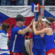 Linda Nosková se raduje s českým týmem ze zisku prvního bodu proti Švýcarsku.