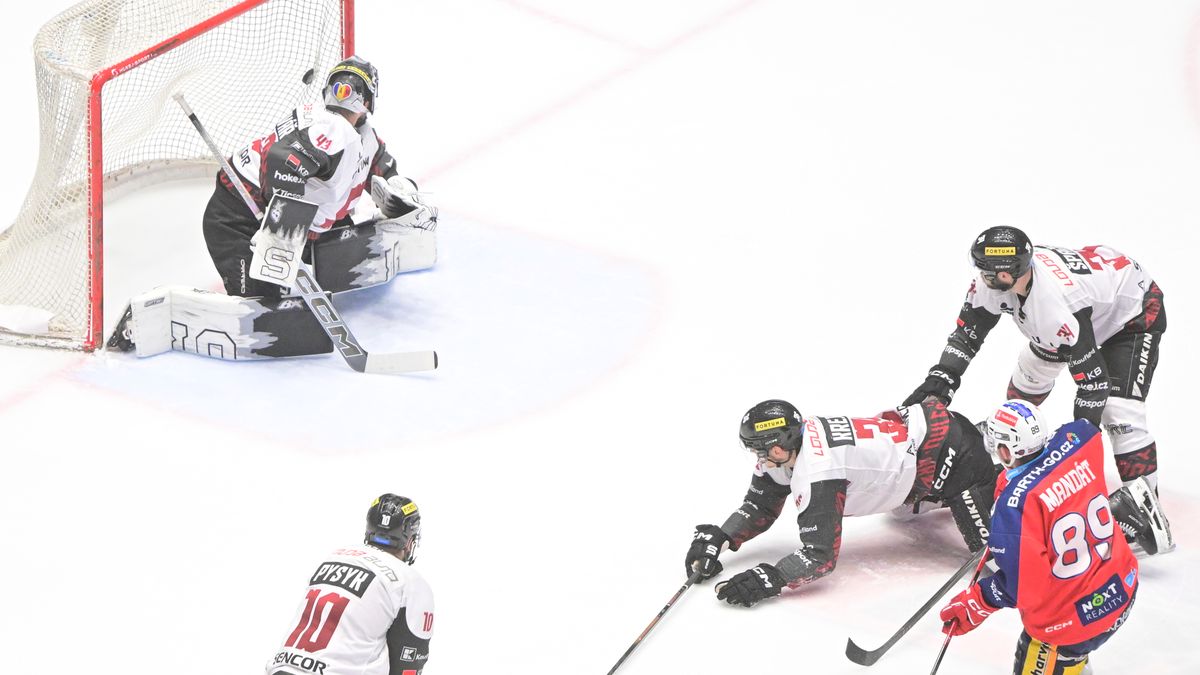 HOKEJ ONLINE: Videomomenty. Dynamo se ujímá vedení po chybě Krejčíka