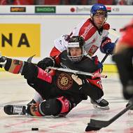 Německý útočník Samuel Dove-McFalls upadl před Matyášem Filipem.