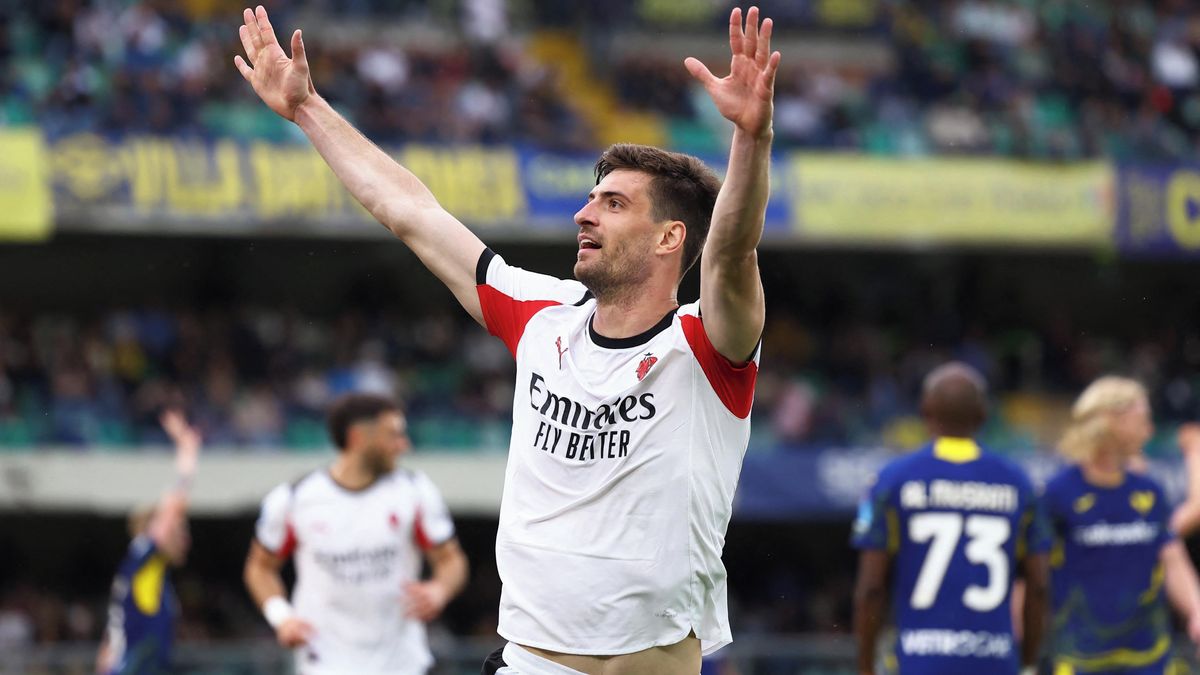 AC Milán po výhře ve Veroně vystřídal Neapol na druhém místě italské ligy