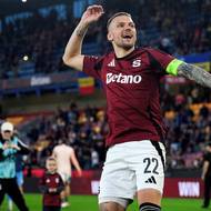 Lukáš Haraslín ze Sparty děkuje fanouškům po utkání s Jabloncem.