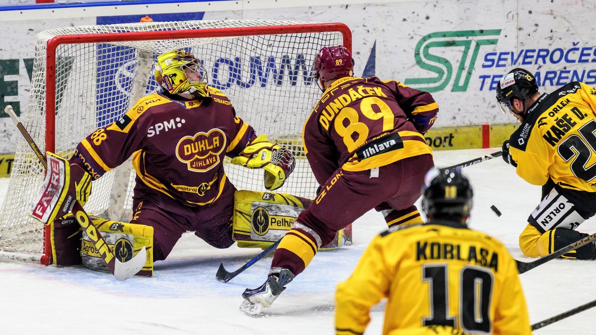 Jihlavský brankář vysvětlil neobvyklý rituál. Ani ten však jeho týmu výhru nepřinesl