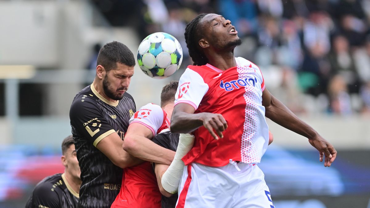 FOTBAL ONLINE: Divočina v Hradci, penalta proti Slavii, která hraje v devíti. Olomouc uhájila těsné vedení