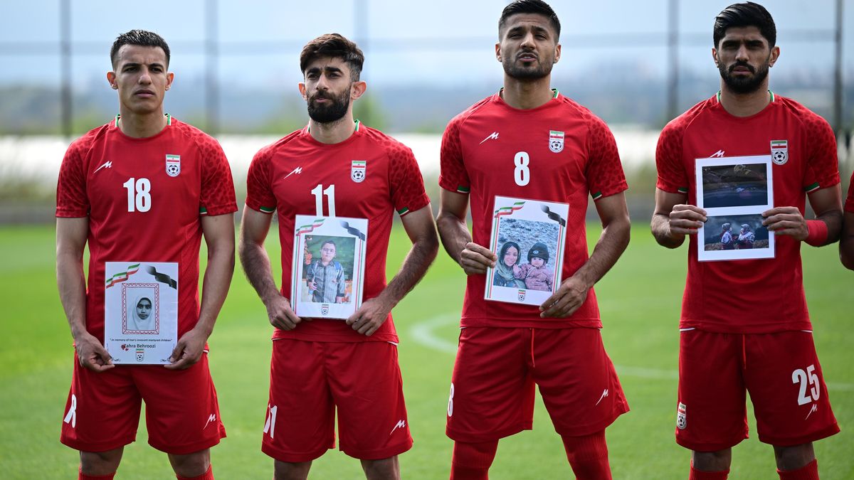 Íránští fotbalisté k další přípravě nastoupili s fotkami dětských obětí války