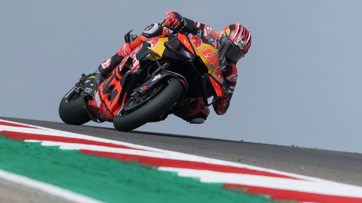 Z ramene mu vyndali posunutý šroub, Viňalesovi ulevila až další operace