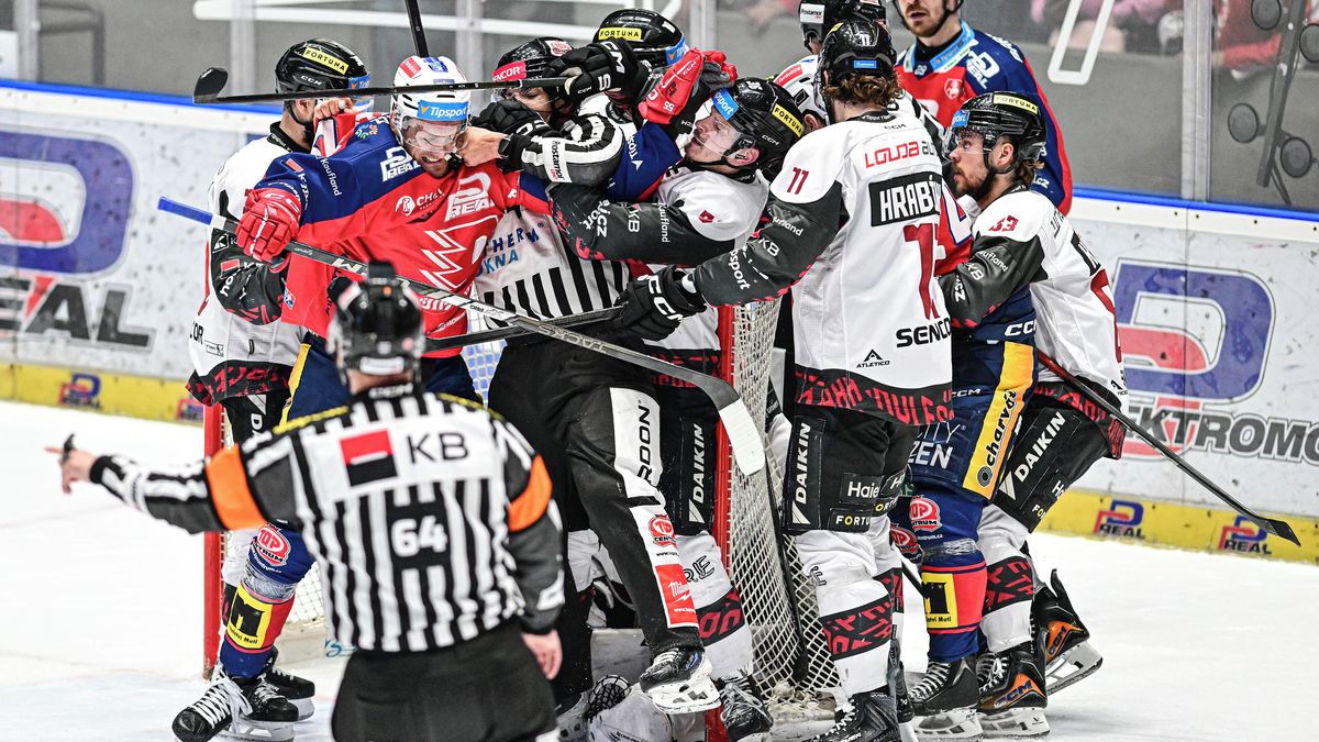 HOKEJ ONLINE: Videomomenty. Mečbol pro Pardubice! Gól platí, Vondráček přiblížil Dynamo k finále