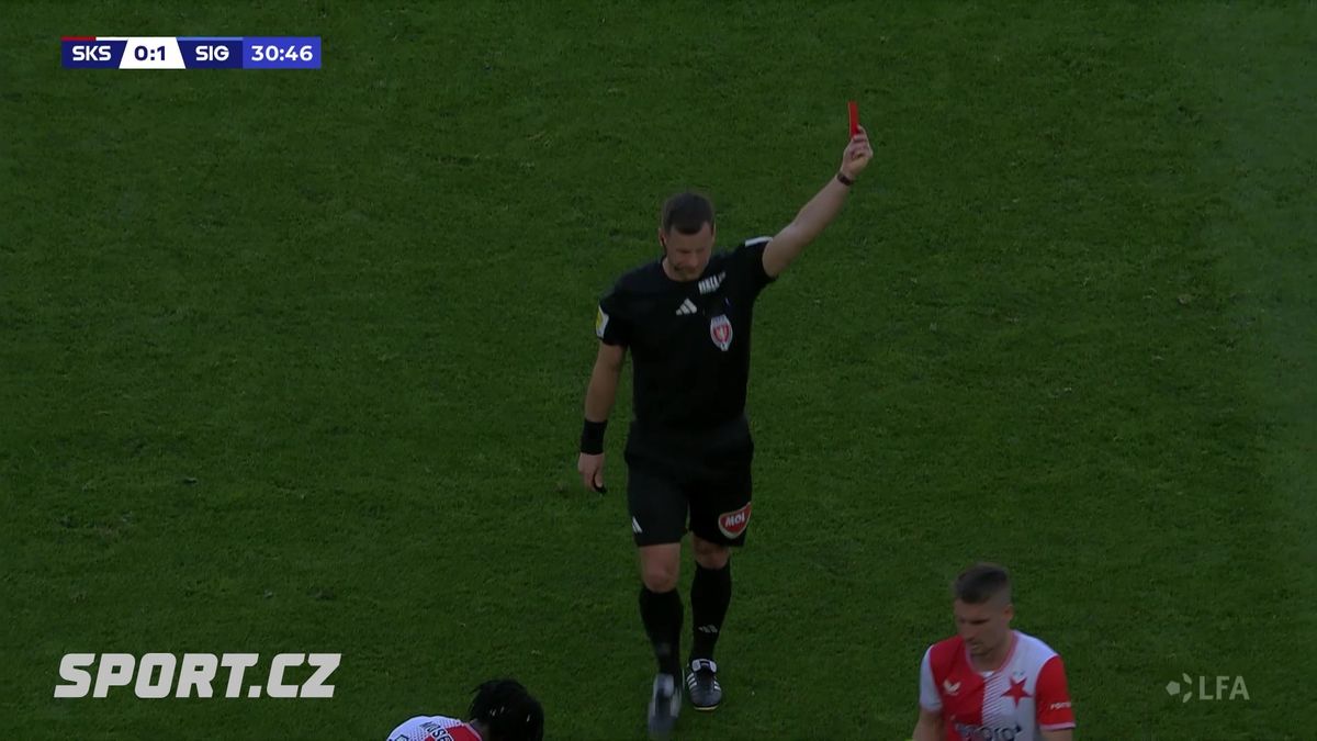 Hraniční vyloučení na Slavii. Rozhodčí situaci mohl řešit i jinak, připustila komise