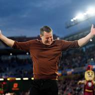 Trenér Sparty Praha Brian Priske oslavuje vítězství 3:1 nad Jabloncem.