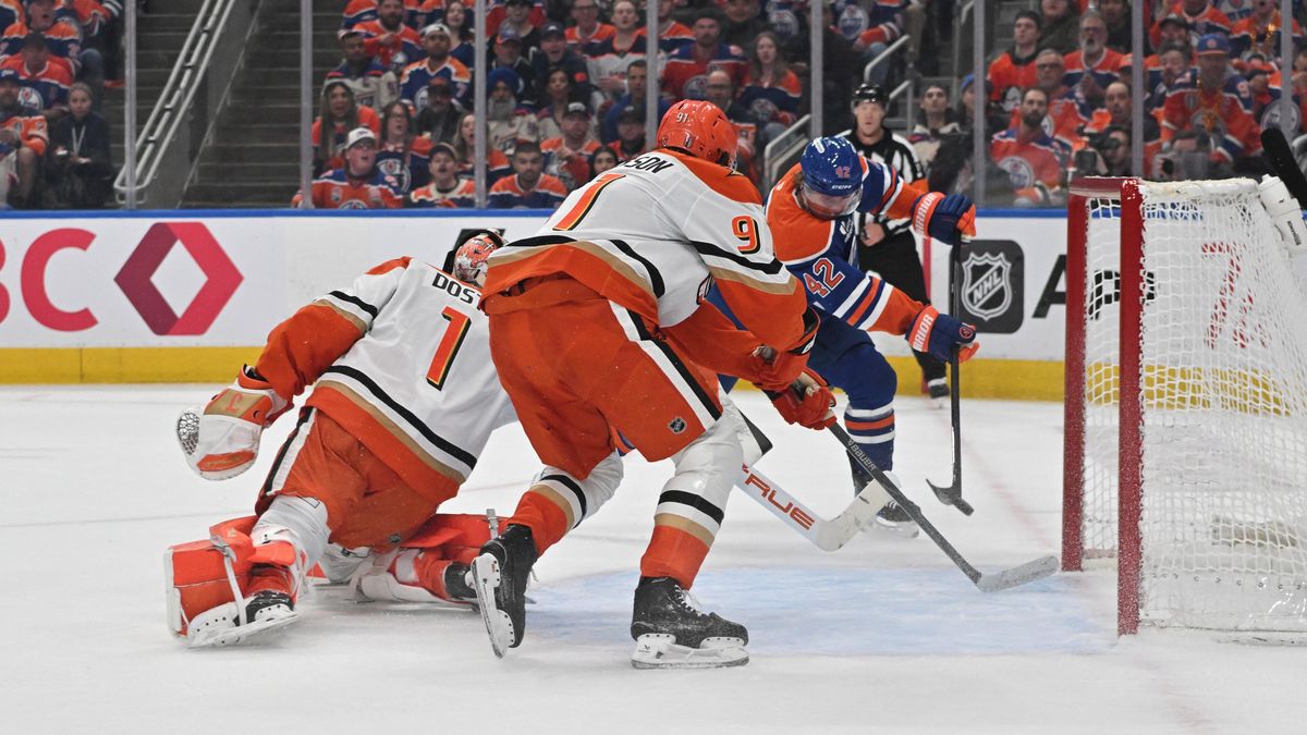 Gudasův nešťastný kiks. Anaheim zabrzdil McDavida, ale stejně šel do kolen