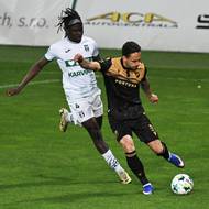 Zleva Aboubacar Traoré z Karviné a Daniel Holzer z Ostravy. 