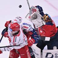 Zleva Miloš Roman z Třince, Miguël Tourigny z Pardubic a brankář Malcolm Subban z Pardubic.