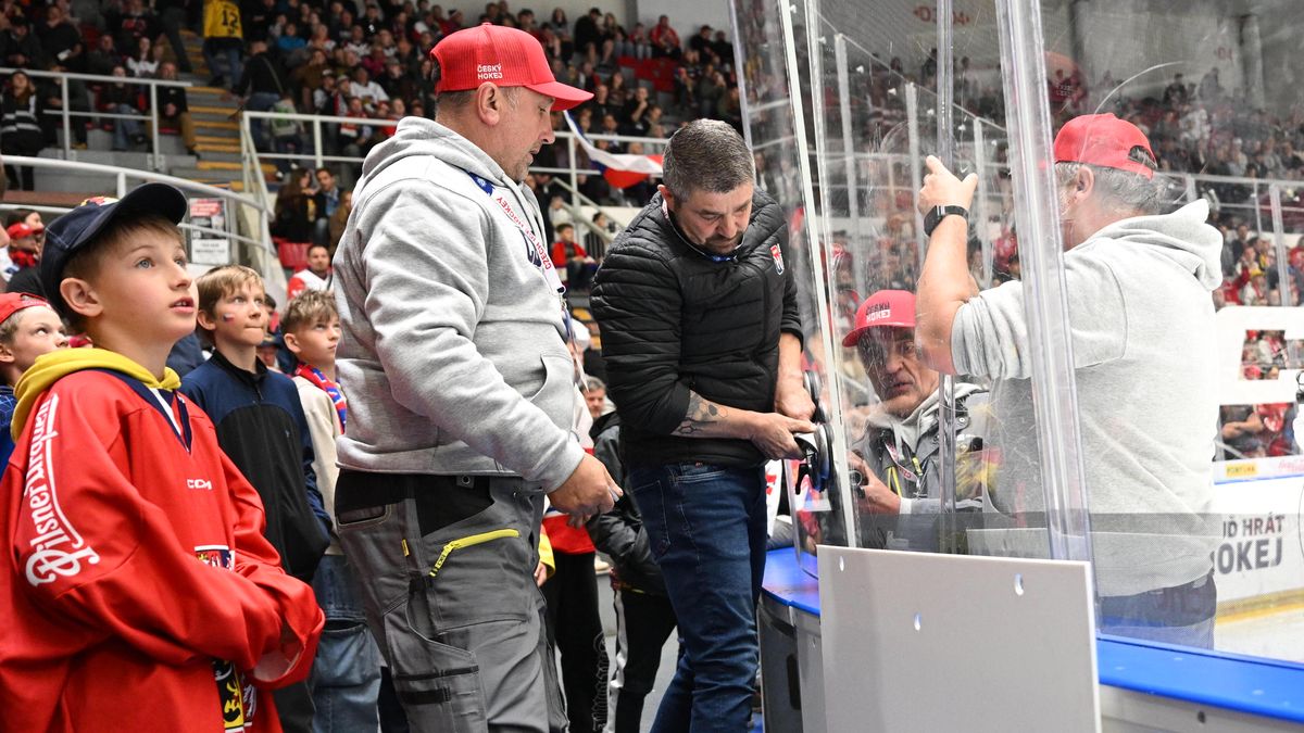 HOKEJ ONLINE: Češi tlačí Finy! Obr Klapka se soupeřem vylomil mantinel