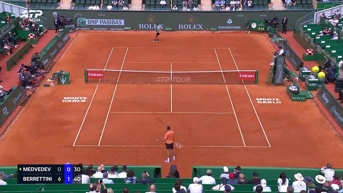 Berdych má následovníka. Medveděv schytal drsný výprask, jaký mužský tenis dlouho nepamatuje