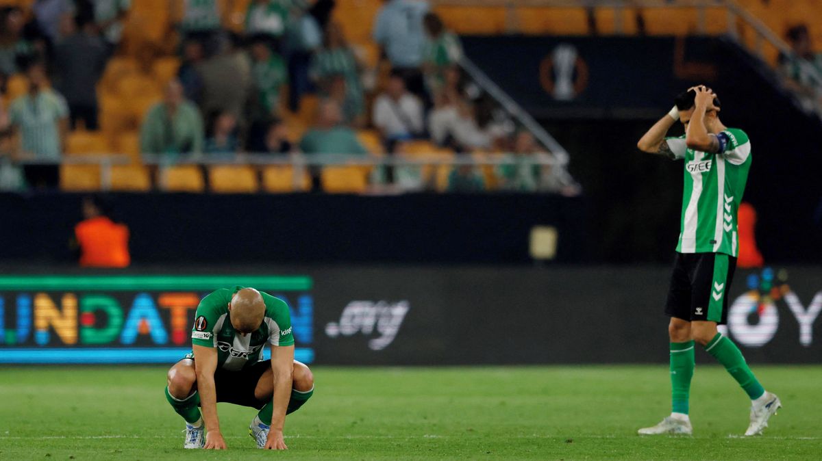 Zavládl chaos a panika! Drama s českou stopou vrcholilo, když chybné hlášení vyhnalo tisíce lidí z tribun