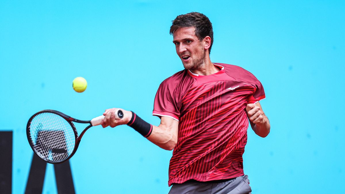 TENIS ONLINE: Kopřiva v první sadě drží s favoritem krok. Lehečka přejel světovou devítku