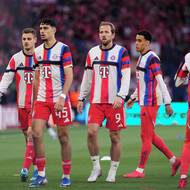  Harry Kane (uprostřed) se spoluhráči z Bayernu během úvodního semifinále Ligy mistrů.