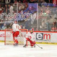 Smutek Třince, zleva brankář Ondřej Kacetl, Jakub Galvas a Patrik Hrehorčák z Třince.