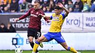 FOTBAL ONLINE: Sparta vede v Teplicích, Olomouc udeřila v Pardubicích, Dukla v Boleslavi. Karviná přemohla Liberec. Slavia v jízdě za titulem vyzve Plzeň