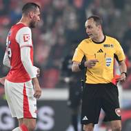 Tomáš Chorý v utkání s Plzní. Vpravo rozhodčí Marek Radina s červenou kartou.