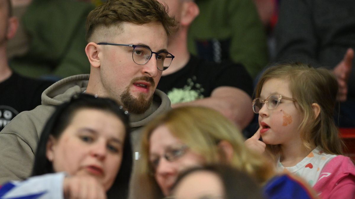 Z tribuny na led! Černoch se z diváka proměnil v hráče a potěšil syna, hokejového fanatika