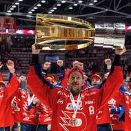 Roman Červenka z Pardubic s pohárem pro mistry extraligy.