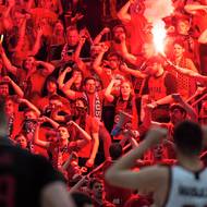 Fanoušci týmu Rytas Vilnius oslavují vítězství.